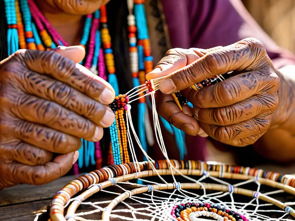 Un artesano nativo teje con cuidado un atrapasueños, mostrando el origen y significado del atrapasueños en su taller soleado